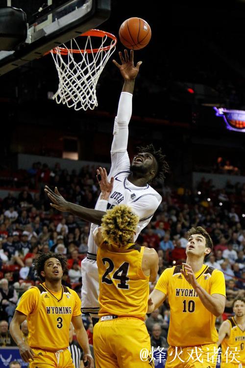 奎塔持球杀入内线双手砸扣，扣篮完成前还吐出舌头庆祝